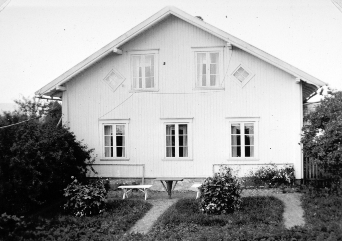 Søndre Tomter (Ner-Tomter). Hagen med grusganger fra 1930-tallet. Gudmund og Leif Tomter anla grusganger i hagen etter at de hadde gått på Blæstad småbrukerskole på 1930-tallet.