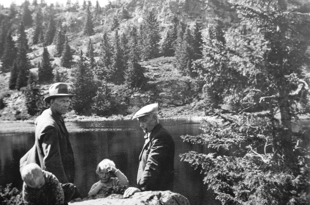 Torger Lien og svogeren Jacob Tomter. I midten står Jacobs barn Harald og Marta. Bildet er tatt ved Bånsetra, setra der Helga Tomter ofte var i sin barndom og ungdom. Setra tilhørte broren Torger. Torger omkom i 1945 i ei snørasulykke mens han var på tømmerhogst i skogen ovenfor garden Lien i Losna.