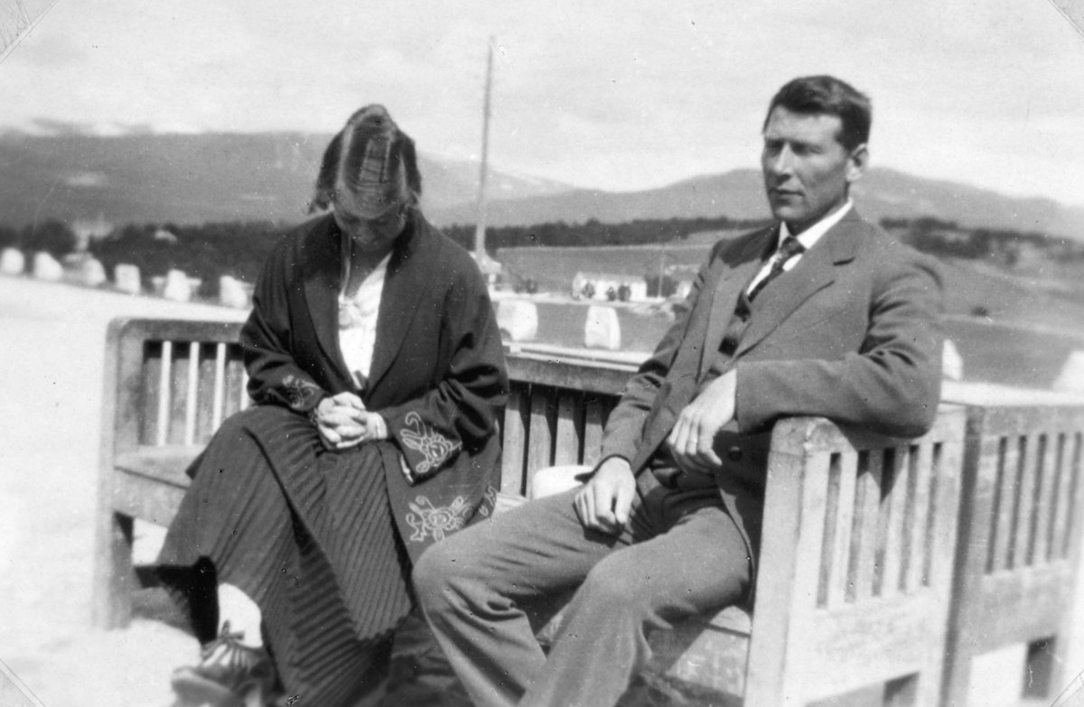 Til høgre sitter Helga Tomters bror Torger Lien. Han omkom i en snørasulykke i skogen ovenfor garden Lien som han drev. Det var begravelse to dager før Signe Tomters bryllup som ble feiret på Søndre Tomter (Ner-Tomter) i april 1945.