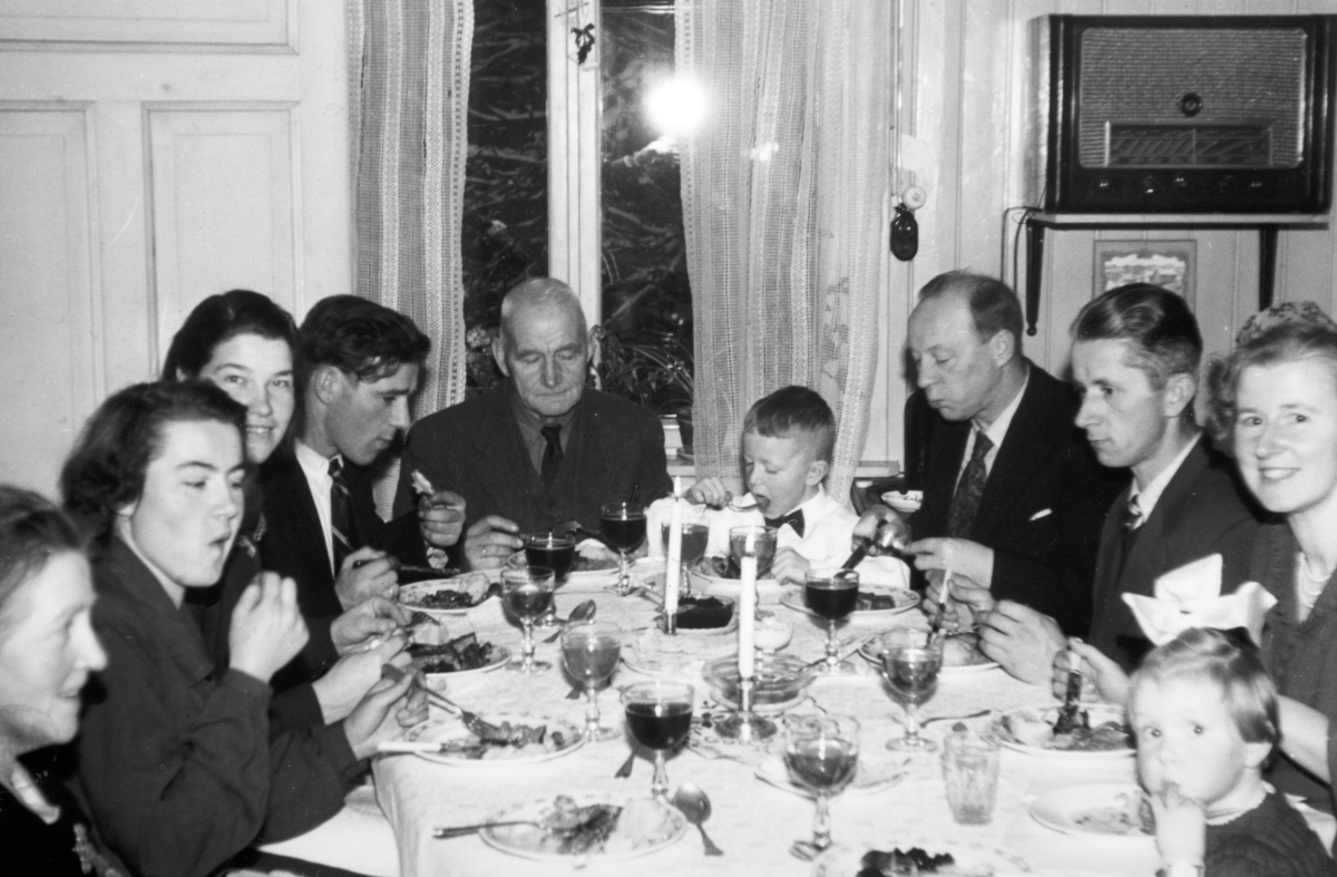 Juleselskap hos føderådsfolket på Søndre Tomter (Ner-Tomter) i 1951.  F.v: Helga, Marta, Jorun, Bjarne Hoelstad, Jacob Jan Erik Wettre, Leif Wettre, Kåre , Signe gift Wettre og sissel Wettre.