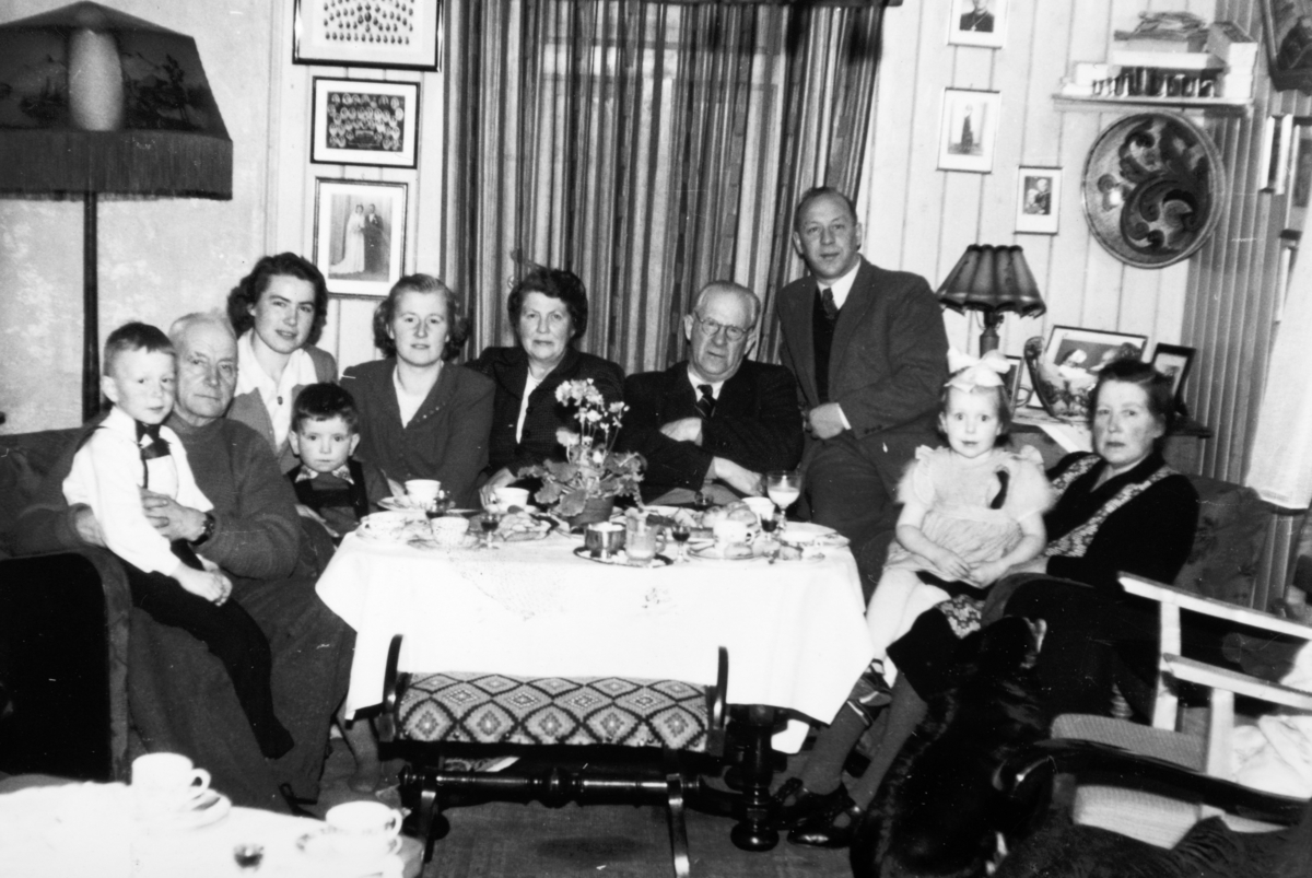 Juleselskap hos føderådsfolket på Søndre Tomter (Ner-Tomter) i 1951. Jan Erik Wettre, Jacob Tomter, Marta, Ole Jacob, Signe gift med Leif Wettre, Marie Brohaug, Fridtjof Brohaug, Leif Wettre, Sissel Wettre, Helga.