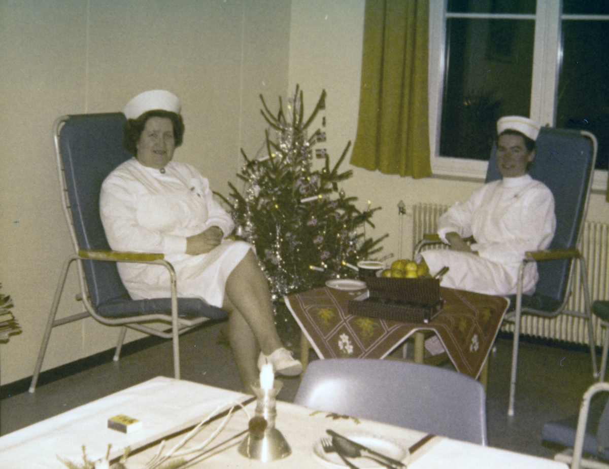 Marta Hoelstad var nattvaktsøster på Hamar sjukehus fra omkring 1965 og fram til pensjonsalder. Her på nattevakt natt til 1.1.1971, sammen med Kristine Nesvaag. Hennes mann Bernt Nesvaag var kapellan i Vang på 1960-70-tallet.