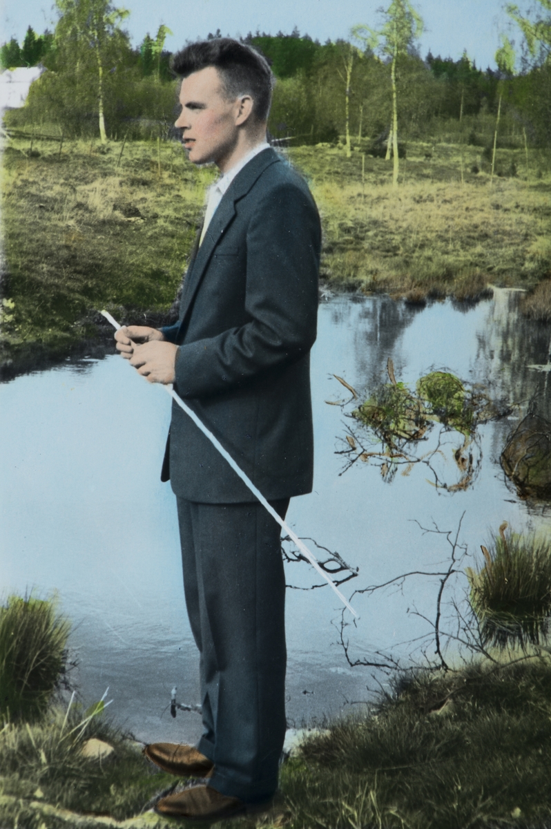 Harald Tomter ved Smiudammen i 1958. Håndkolorert.