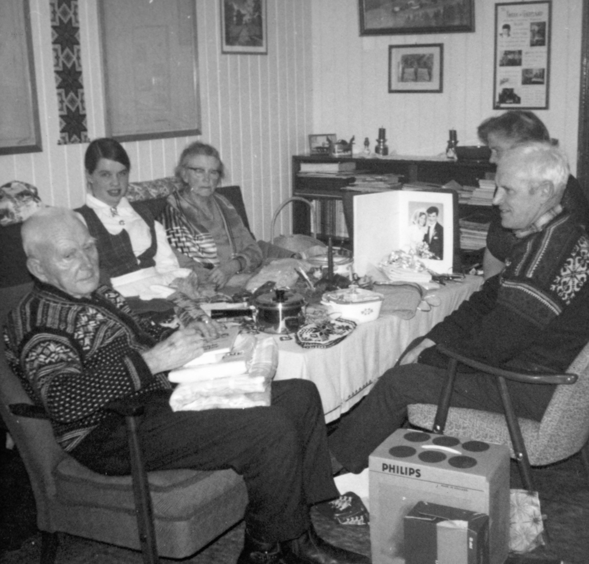 Julekveld på Søndre Tomter (Ner-Tomter) 1970. Jacob Tomter Helga Marie Hoelstad, Helga Tomter, Karen Tomter og Gudmund Tomter.