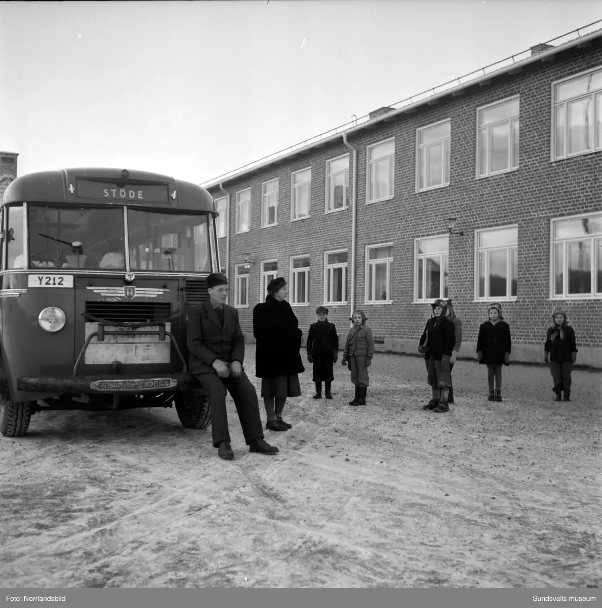 Reportagebilder från Stöde skola, tidigare Slättåbygdens skola. Exteriör, interiör, lektioner i klassrummen, rastlek, elever, personal, lärarrum och affischförråd. Bild 2: busschauffören är Jonas Malmgren. Bild 8: Harry Wiberg. Bild 9: Maritta Larsson. Bild 12: vaktmästare Adrian Almgren. Bild 14: Johan Näsström. Bild 15: Lärarrummet med: Längst bak från vänster Karin Jonsson, Linnea Sterner, Roland Källsäter och Johan Näsström. Längst fram sitter Märta Näsström och Hildegard Svensson.