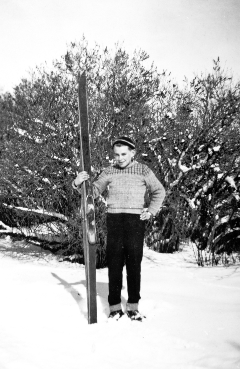 Harald M. Tomter med ski i hagen på Søndre Tomter (Ner-Tomter) ca. 1945. Hoppski. Skihopper.