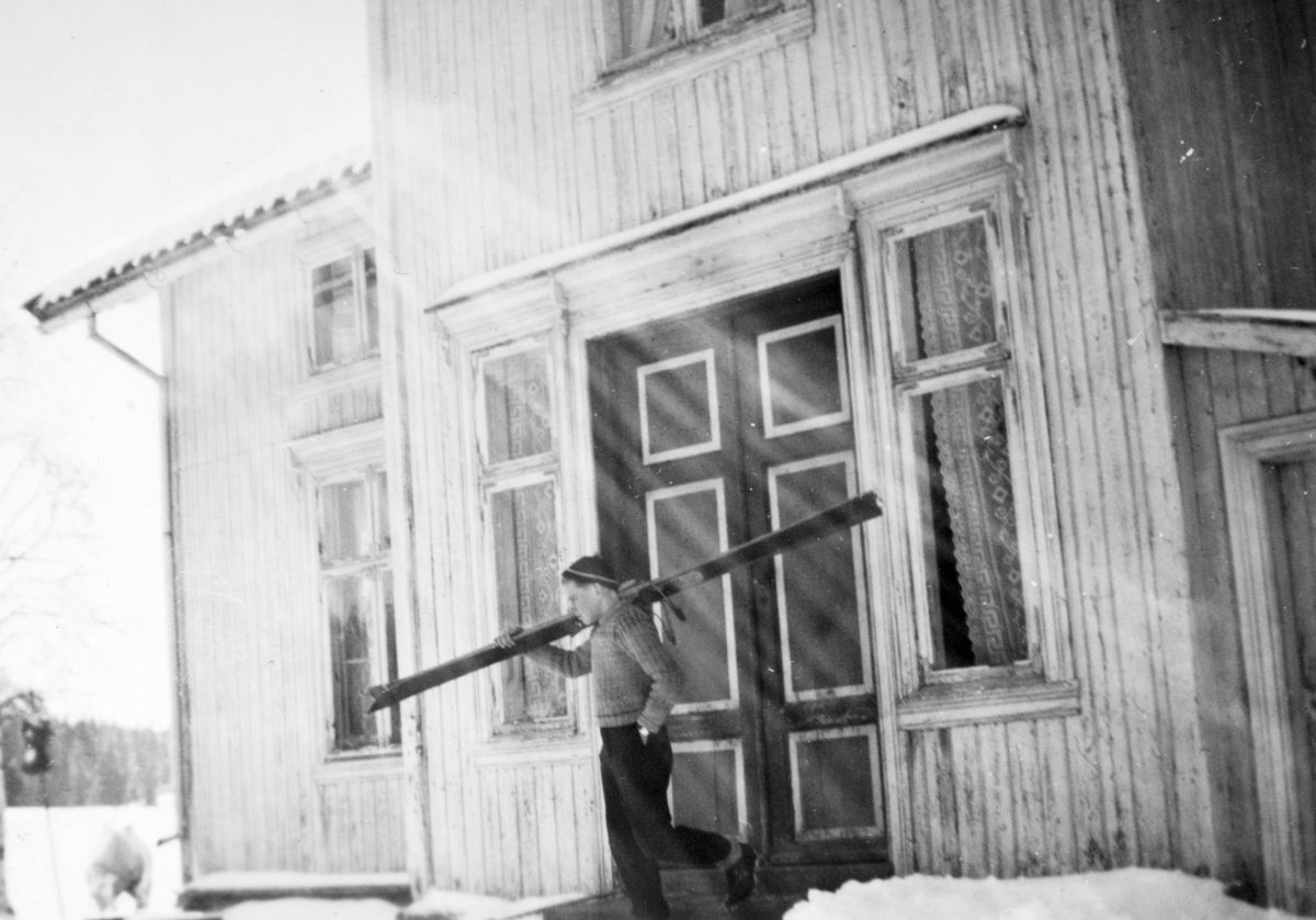 Harald M. Tomter med ski foran føderådsbygningen ca. 1945. Harald og søstera Marta flyttet til føderådsbygningen sammen med foreldrene Helga og Jacob i mars 1945.