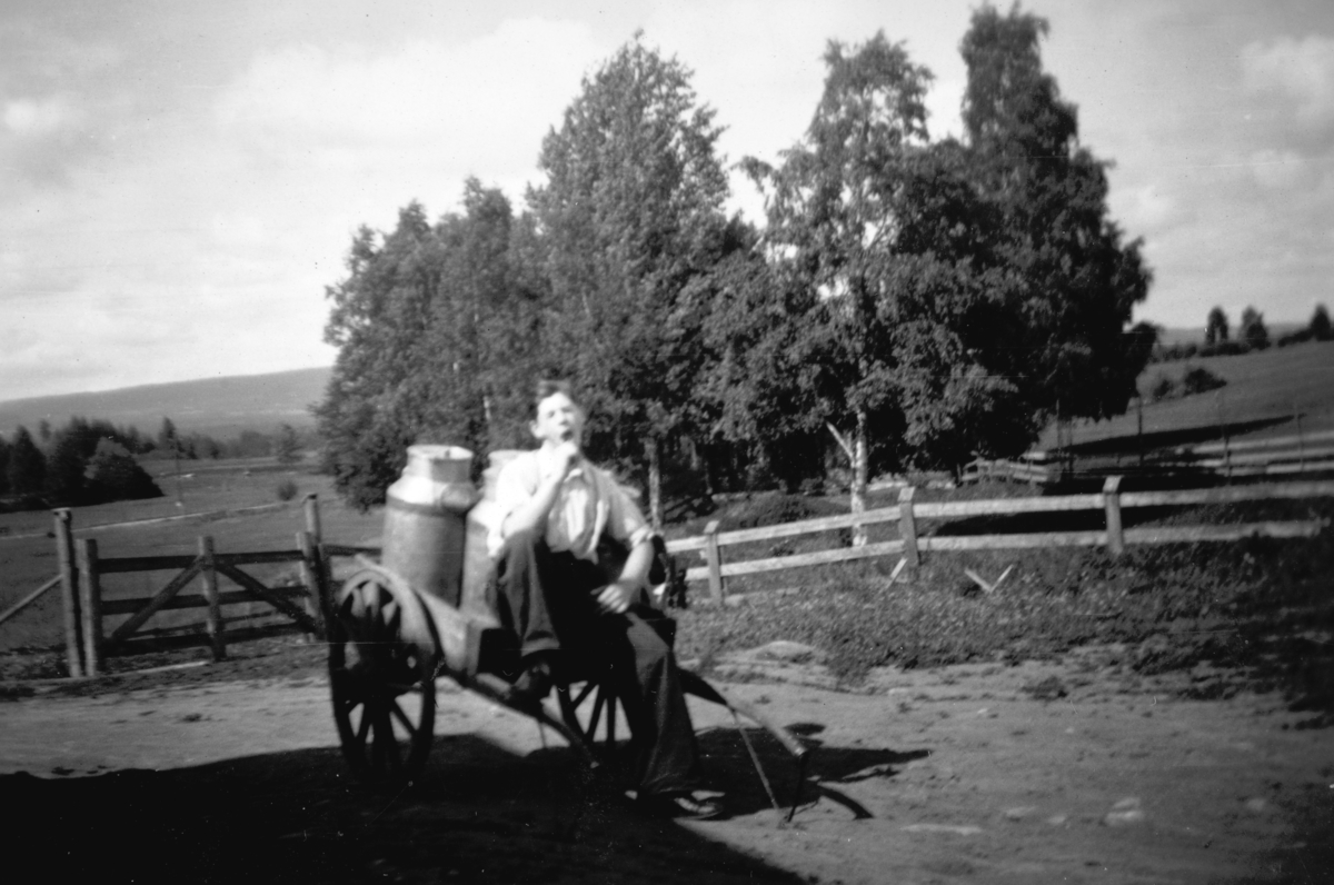 Arne Olstad var sveiser på Søndre Tomter (Ner-Tomter) fra 1947. Han var ofte trøtt om morgenen. Her sitter han på mjølk-kjerra.