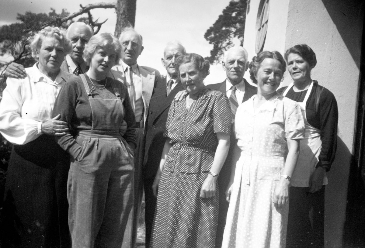 Familiesamling i «Villa Tomter i Hans Hansens veg i Drammen på 1950-tallet. F.v: Inga, Sigurd, Gunvor, Jacob T., Jacob M., Helga, Erik, Helene og Anne Tomter.