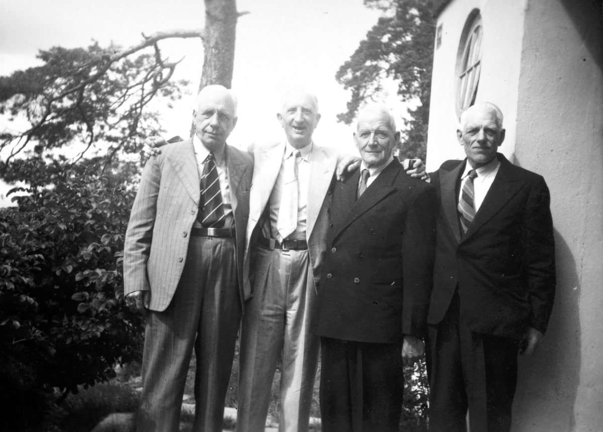 Familiesamling i «Villa Tomter» i Drammen på 1950-tallet. F.v: Sigurd, Jacob T: Jacob M. og Erik Tomter. Jacob Martiniusen Tomter og brødrene Sigurd og Erik er på besøk hos sin fetter Jacob Toresen Tomter.