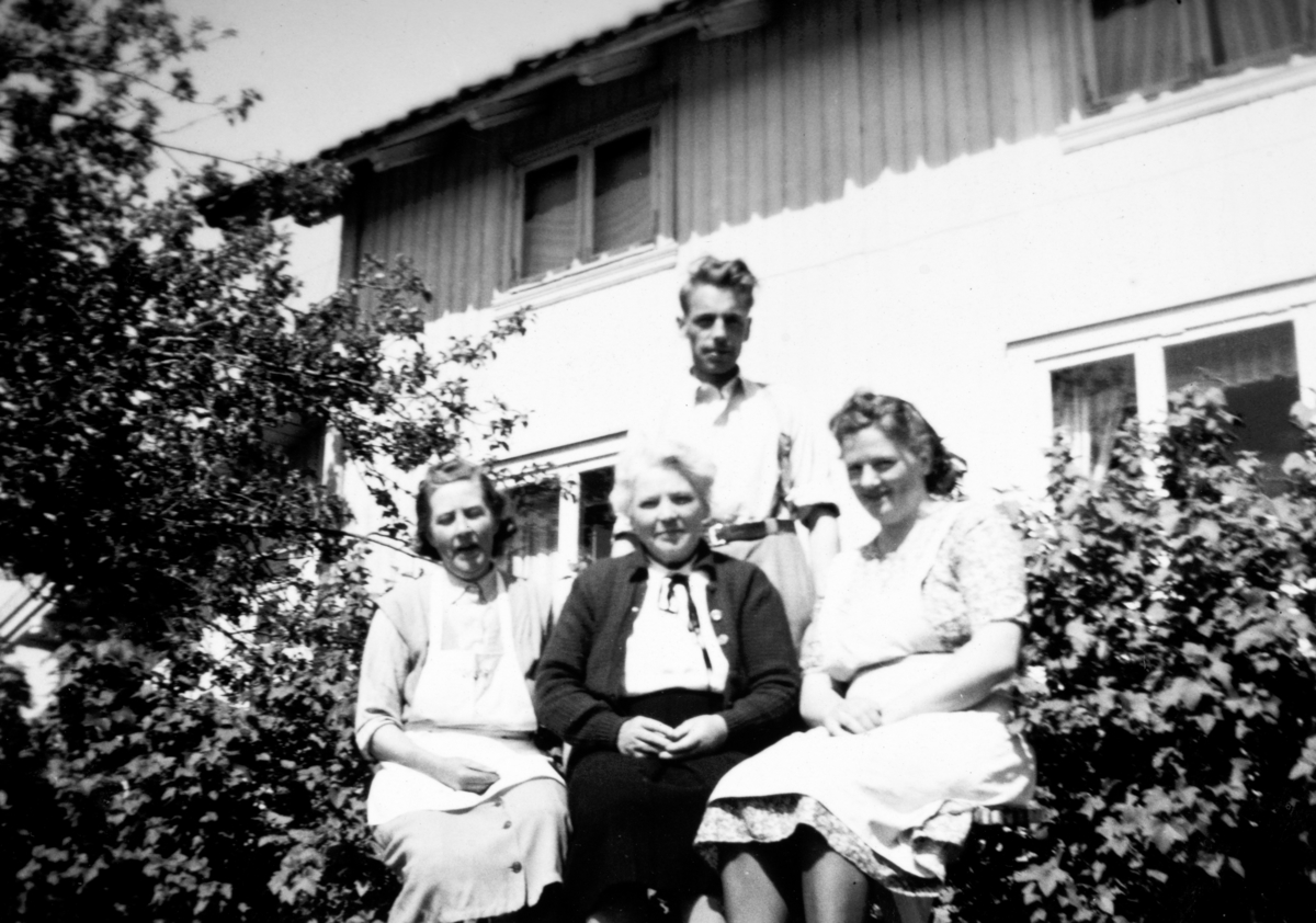 Fra føderåden på Søndre Tomter ca. 1950. F.v: Helga, Inga og Karen. Bak står Ingas sønn Kåre Monrad.