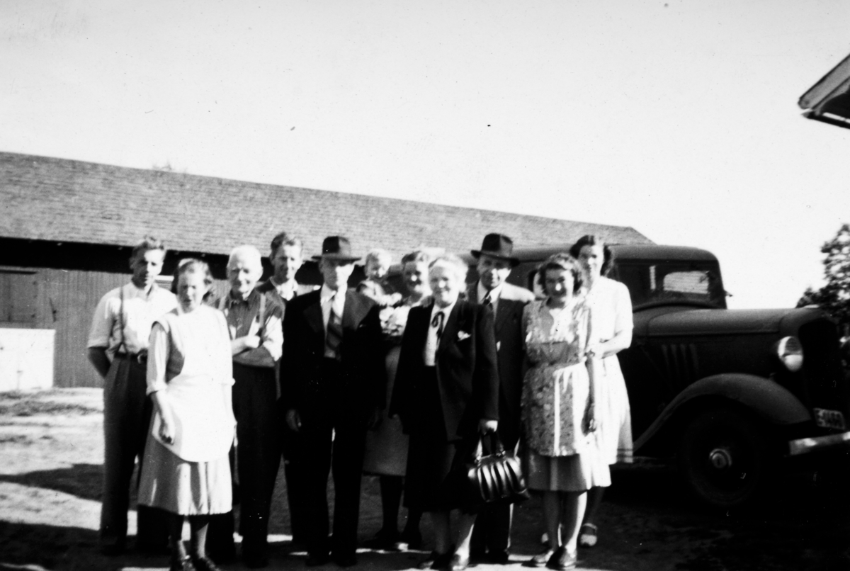 Gjester på hjemveg fra SøndreTomter (Ner-Tomter) i 1950. Gardbrukeren Jacob Tomters bror Sigurd Tomter med familie som bodde på Dokka er på veg hjem. Det var lenge tradisjon for familien fra Dokka å komme til Tomter for å hente vinterforsyning av poteter og grønnsaker. Kanskje var det derfor de hadde lastebil. Bilen er registrert i Oppland fylke «E-registert».