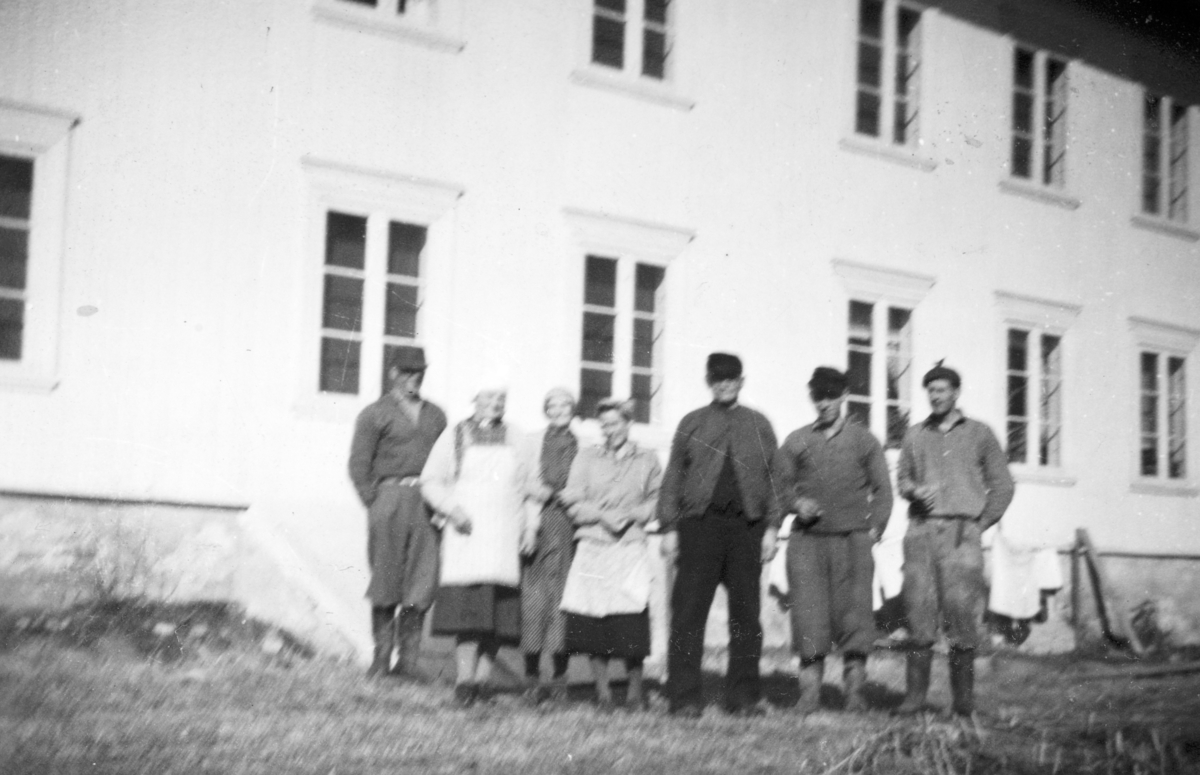 Reidar, Bjarne og Marta Hoelstad forpaktet Østre narmo fra 1954 til 1960. F.v: Forpakteren Bjarne Hoelstad. Eierne Andrine, Marta Narmo, Marta Hoelstad, eier Ole N armo, ukjent og ukjent.