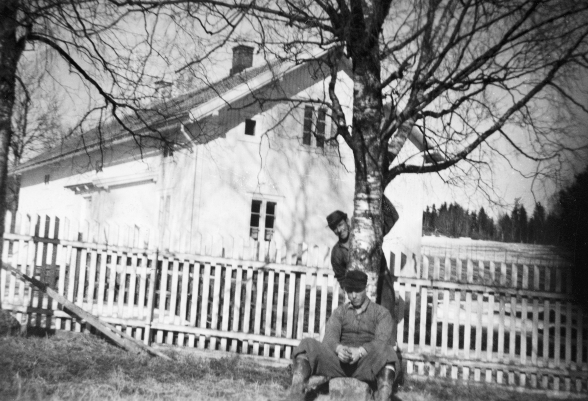 Foran forpakterboligen på Østre Narmo. Reidar Hoelstad. Bak treet forpakteren Bjarne Hoelstad.