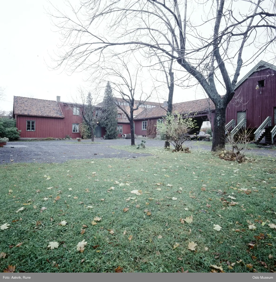 Vestre Aker prestegård, Nedre Blindern gård, tun, uthus