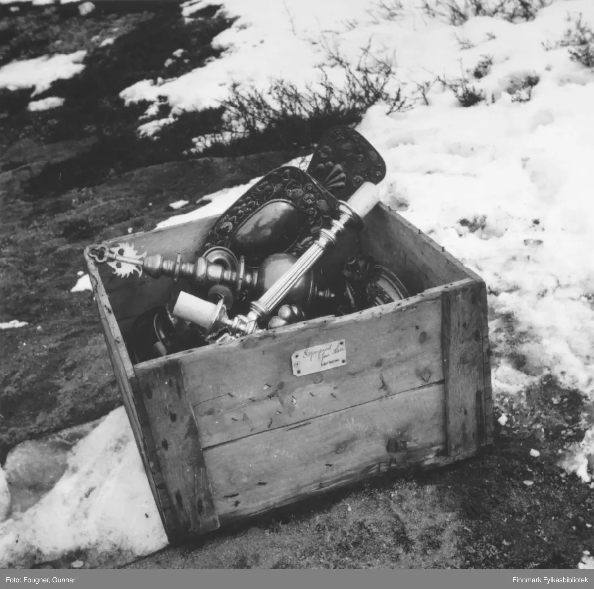 I følge lokale i Kautokeino ble kirkesølvet berget av R. Rasmussen og N.A.M. Bongo med hjelp fra to soldater fra Østerrike i våren 1945. De gjemte det ned under R. Rasmussens hus. Noe smeltet da huset brant, men en del ble berget. Kassen sølvet ligger i, er merket "Jan Harr sogneprest". Sogneprest Jan Harr virket i Kautokeino.