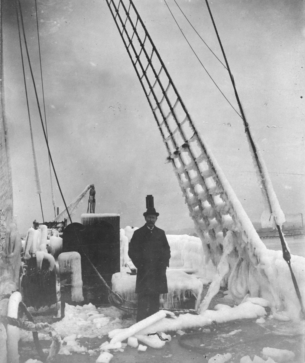 Fotoarkivet etter Gunnar Knudsen. Kaptein Alf Nielsen, S.S. Britannia i Montreal, 1901.