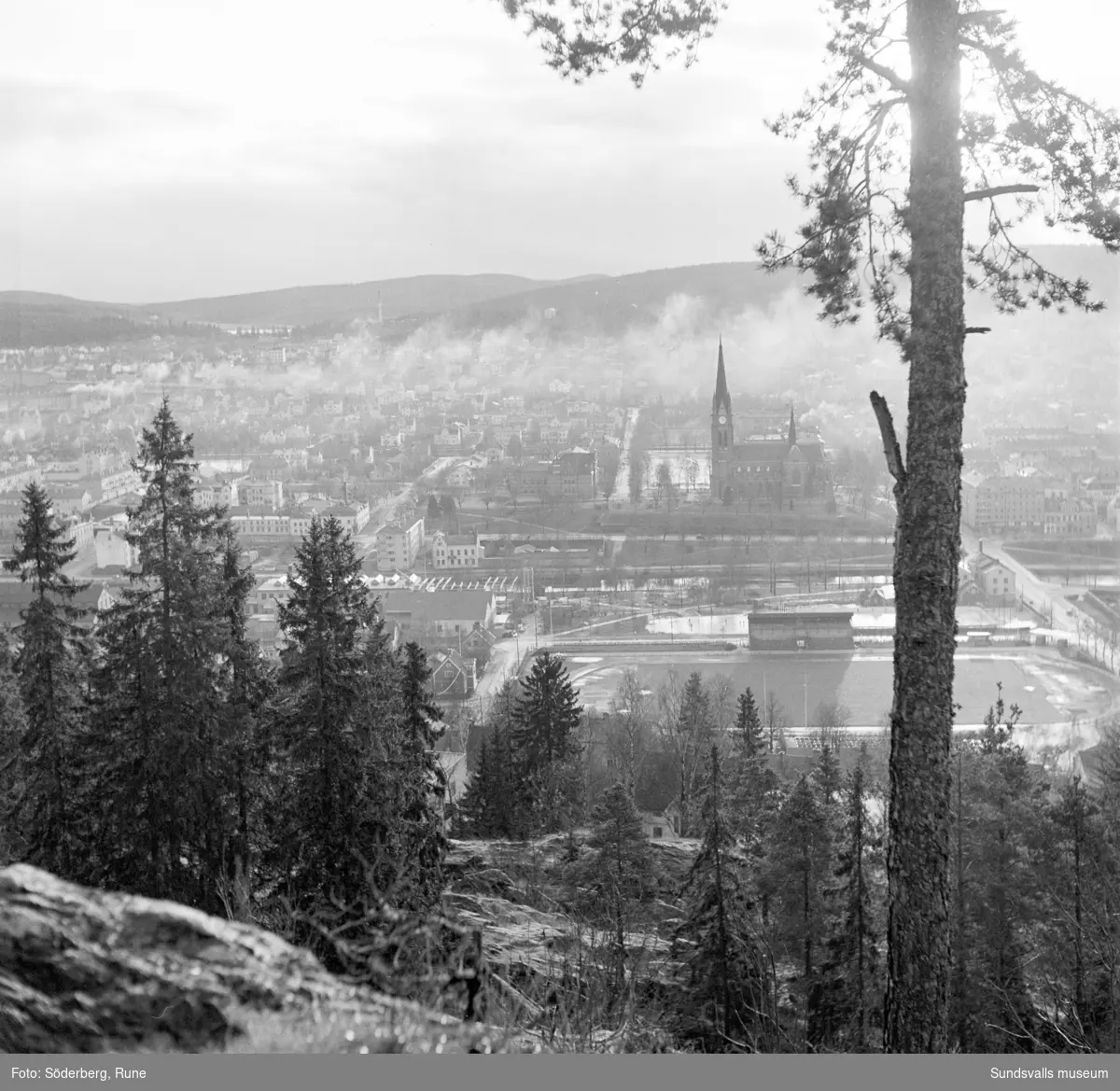 Vy över centrala Sundsvall från Norra Berget. Kyrkan och idrottsparken.