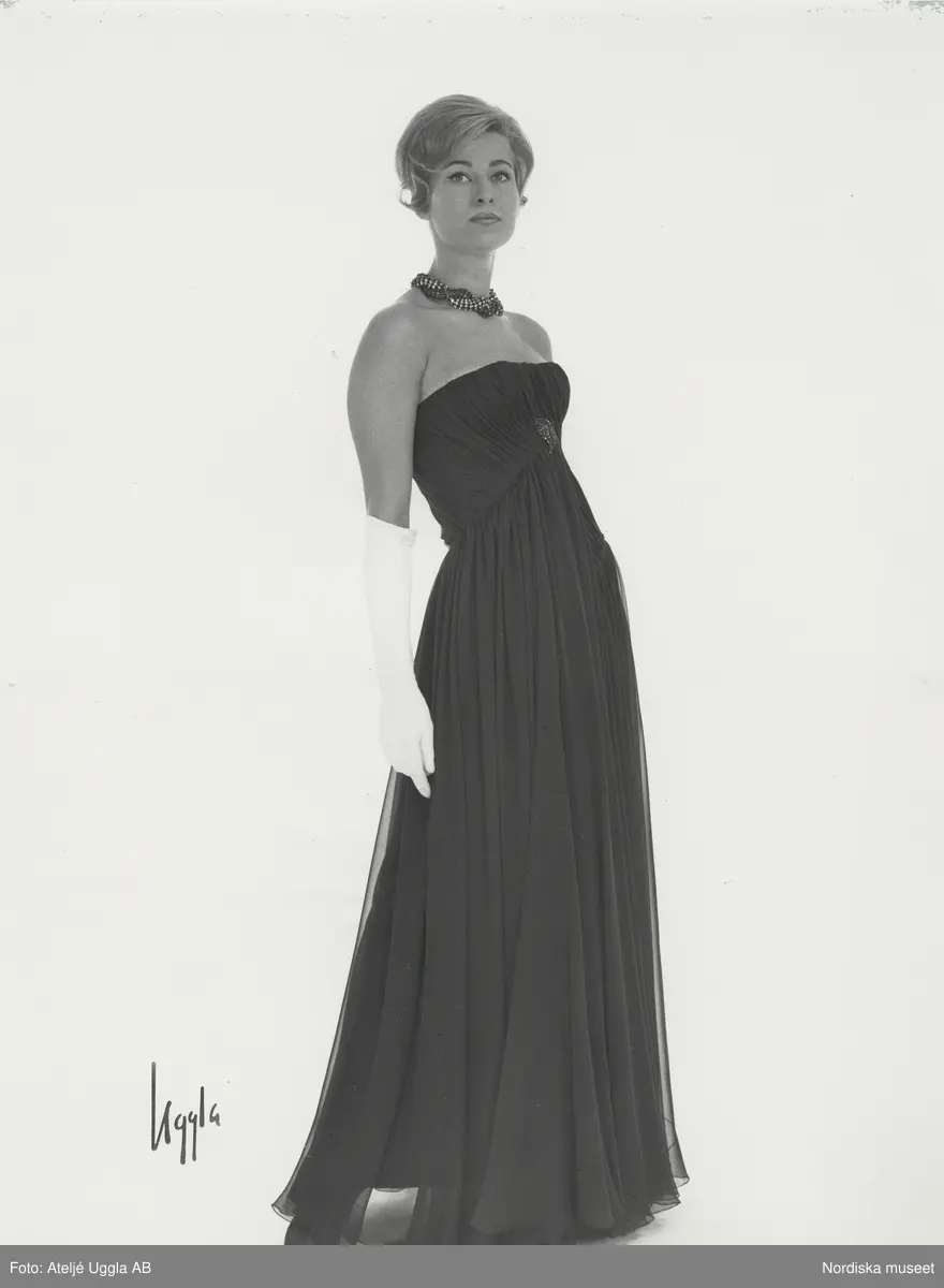 Modell i aftonklänning i brun chiffon. NK:s Franska, original Maggie Rouff.