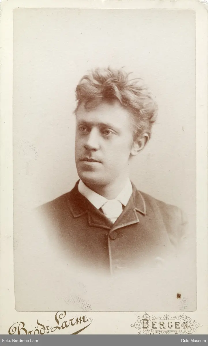 portrett, mann, skuespiller, folkesanger, sceneinstruktør, teatersjef, vignettert brystbilde