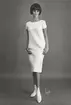 Mannekäng i vit klänning och vita stövletter. Originalmodell från André Courrèges, NK:s Franska damskrädderi, 1962.