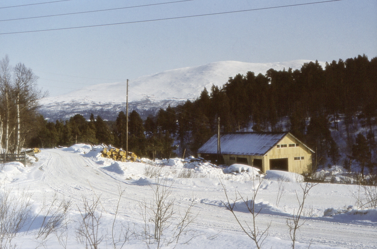 Brufossaga, Brofoss, Dalsbygda, Os i Østerdalen. Hummelfjell i bakgrunnen. Ved Brofossen i elven Vangrøfta var det også elektrisitetsverk, i dag bevart av Os Museum.