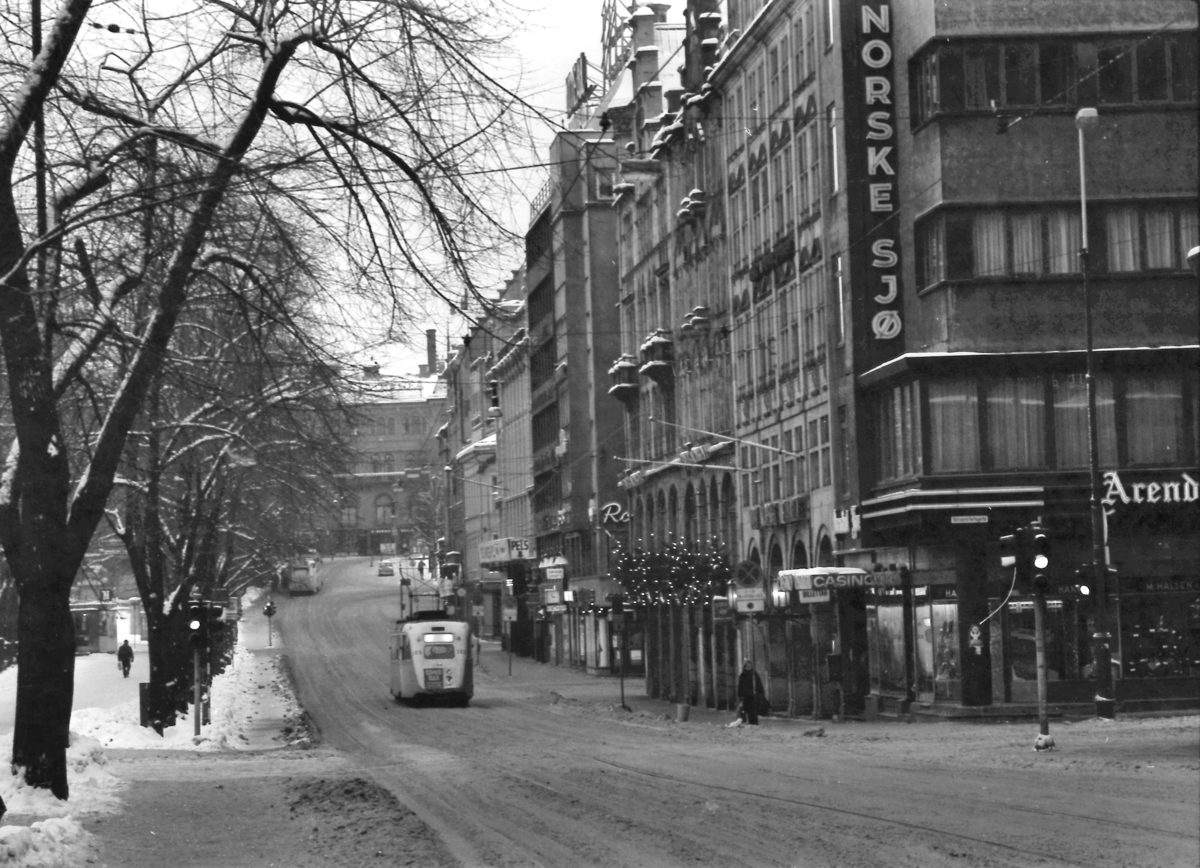 Stortingsgaten Oslo. Bilfri helg under oljekrisen. En ensom gullfisk kjører gjennom gaten.
