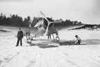 Flygplan S 17 utrustad med infällbart skidställ, på F 3 Östgöta flygflottilj, 1940-tal. Vintertid.