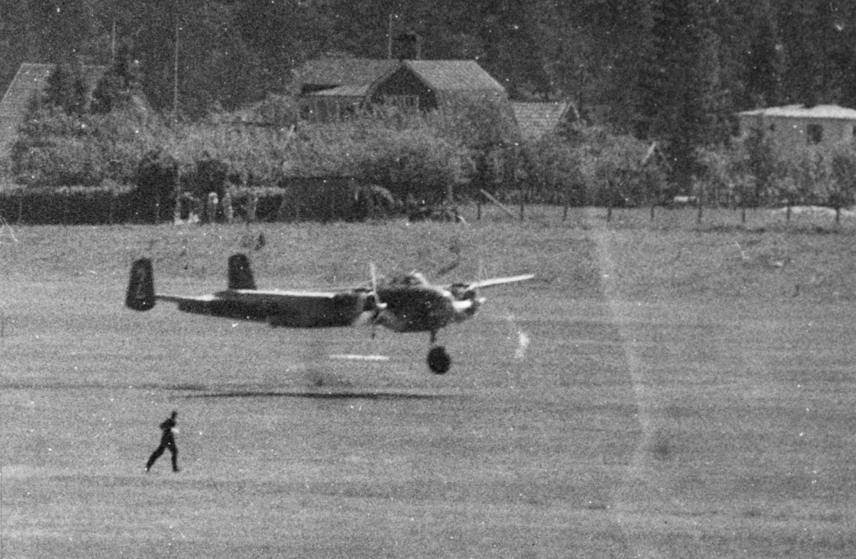 Nödlandning av flygplan S 18 på F 3 Östgöta flygflottilj 1947. Buklandning.