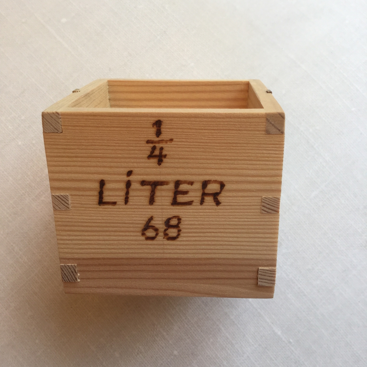 Litermått, rymdmått i fem olika storlekar; Nr 1 = 2 liter, nr 2=1 liter, nr 3 är utan måttangivelse, nr 4=1/4 liter, nr 5=1/10 liter.
Samtliga mått utom nr 3är märkta med respektive rymdmått och under dessa står siffran 68.
Måtten är utförda i furu och märkningen är glödritad.