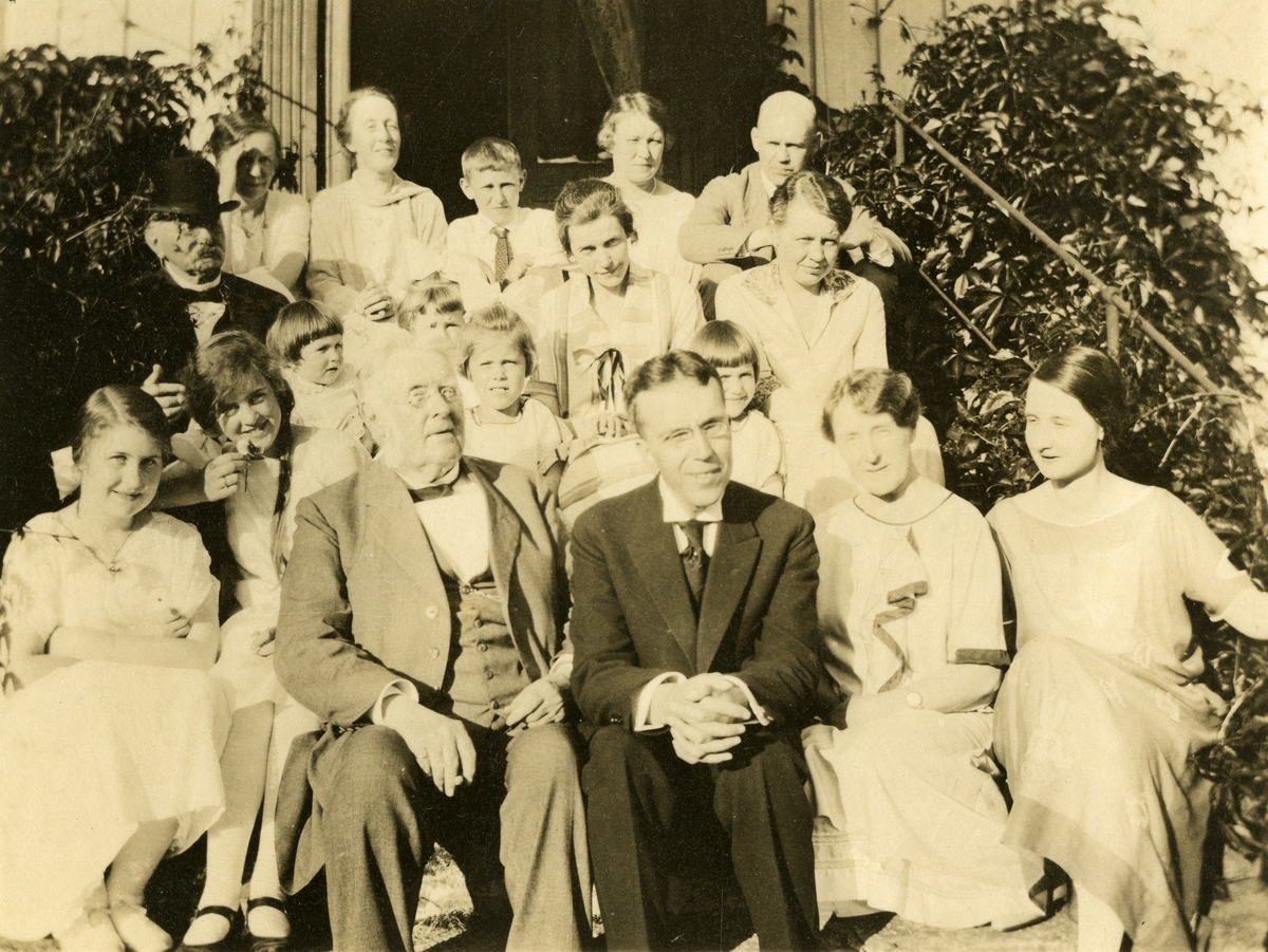 Fotoarkivet etter Gunnar Knudsen. Gruppebilde, Borgestad gård.

På hagetrappen fra spisesalen på Borgestad gård: 

På venstre side midt i bildet Gunnar Knudsen (1848 - 1928), ovenfor ham datteren Louise (Lulli) og øverst til høyre på trappen er Gunnars sønn Christen ved siden av sin ektefelle Alfhild født Bjercke ved siden av deres sønn Christen jr. På nederste trinn ytterst til venstre er Grudrun Knudsen gift Cappelen (1910 - 1997), Gunnars sønnedatter og senere gift med Didrik (Dixe) Cappelen, Skien