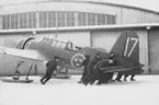 Flytt av flygplan S 17 på skidor, på F 3 Östgöta flygflottilj, vintertid 1946. Åtta män i arbete.