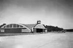 Hangar 81 med påbyggt flygledartorn på F 3 Östgöta flygflottilj, 1930-tal. Ett civilregistrerat flygplan Junkers W 43 från Deutsche Lufthansa står framför hangaren.