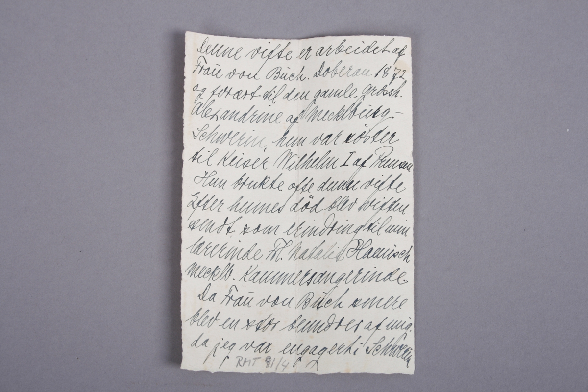 Etui til vifte. Pappeske med løst lokk og bunn.