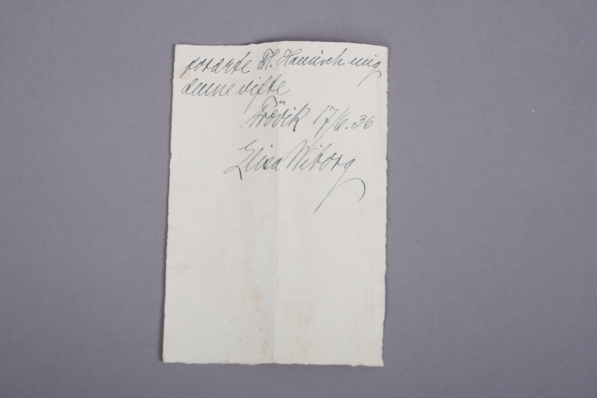 Etui til vifte. Pappeske med løst lokk og bunn.