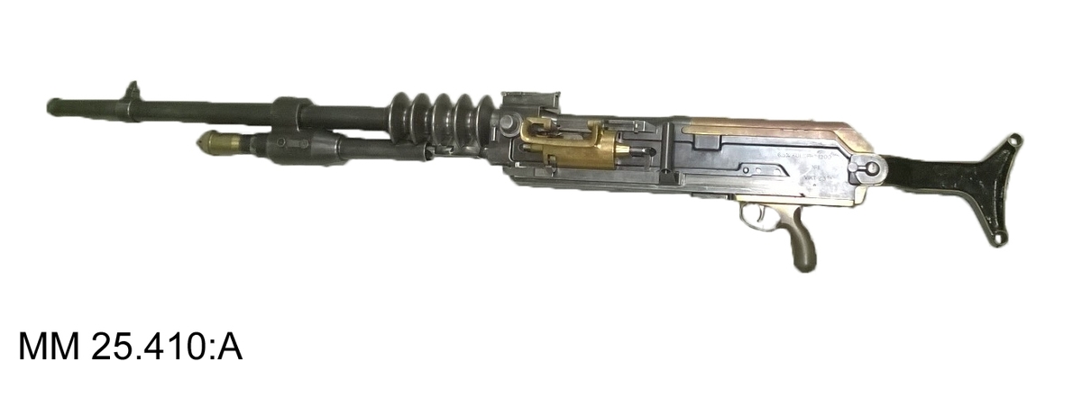 Kulspruta helt i metall. Kylflänsar på pipan. Axelstöd i mässing(?). Uppfällbart sikte med reglerbar avståndsinställning. I pipans ände kornpelare.

Instansad text:
6,5 m/m KULSPR m/1900
No 1
VIKT 23 Kg
Därunder kronstämpel.