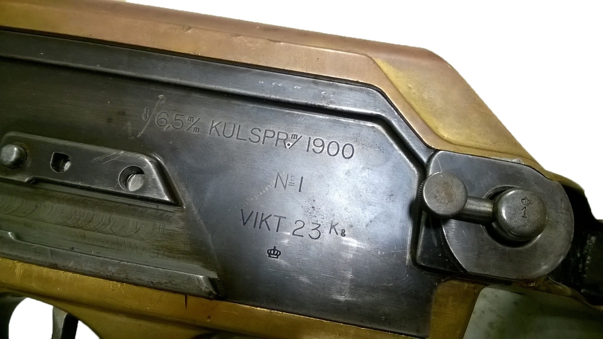 Kulspruta helt i metall. Kylflänsar på pipan. Axelstöd i mässing(?). Uppfällbart sikte med reglerbar avståndsinställning. I pipans ände kornpelare.

Instansad text:
6,5 m/m KULSPR m/1900
No 1
VIKT 23 Kg
Därunder kronstämpel.