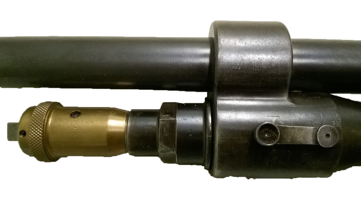 Kulspruta helt i metall. Kylflänsar på pipan. Axelstöd i mässing(?). Uppfällbart sikte med reglerbar avståndsinställning. I pipans ände kornpelare.

Instansad text:
6,5 m/m KULSPR m/1900
No 1
VIKT 23 Kg
Därunder kronstämpel.