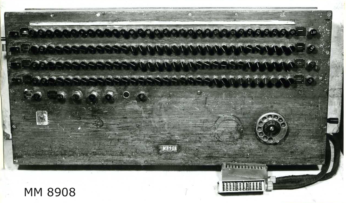 Förmedllingsväxel för OL 45, 30-linjers knappväxel (30 samtalsmöjligheter). Inmonterad i ett hölje av ekträ.