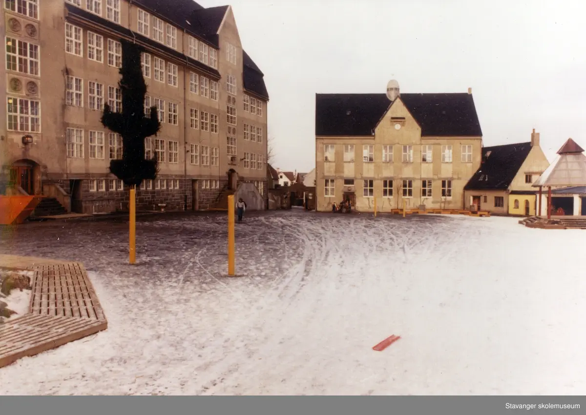 Eksteriørbilde av Nylund skole. 1989.