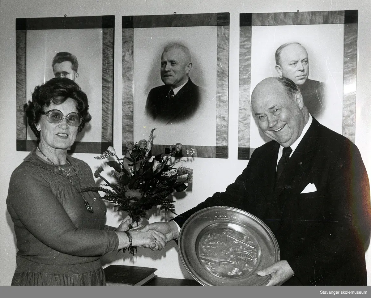 Richard Johnsen (formann i Stavanger sparekasse) og Berit Haugerud Andersen (politisk vaktsjef for skolesparekassene).
Skolesparekassene i Stavanger 1921-1988.