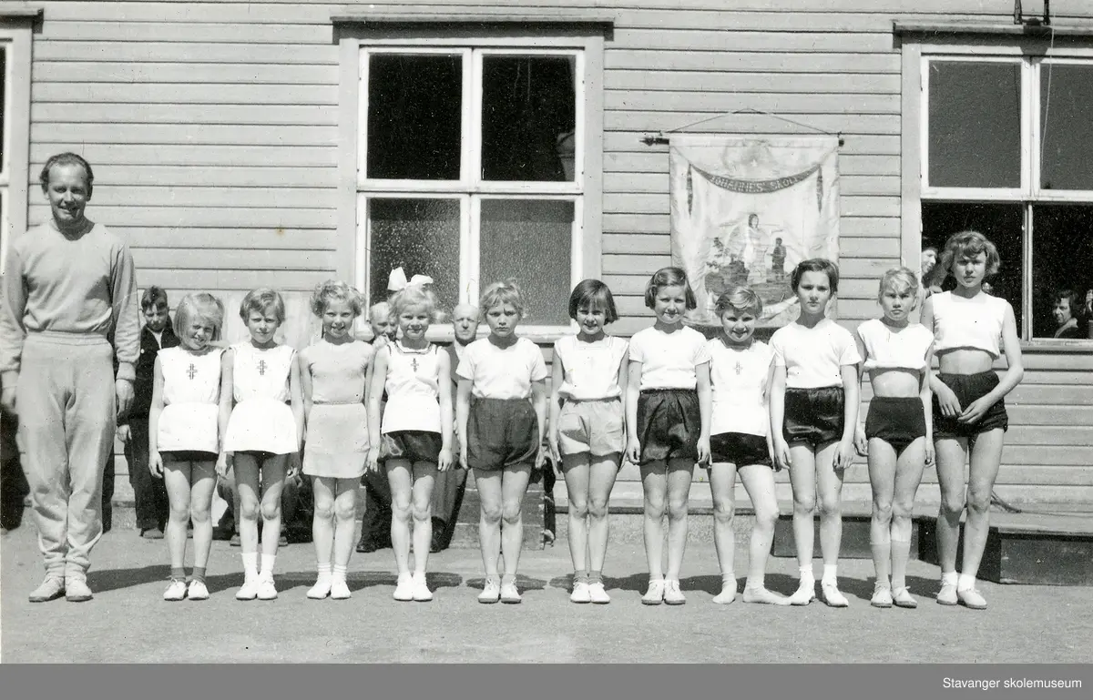 Seksten fotografier samlet på en plansje. Johannes skole.