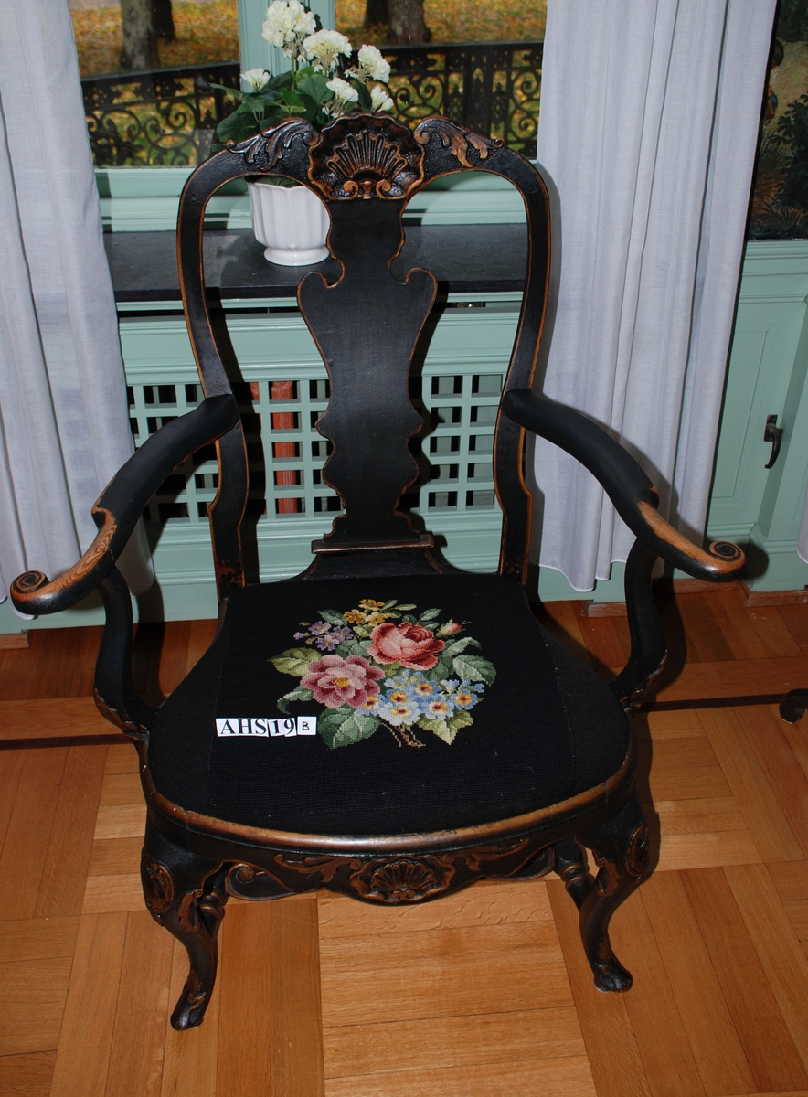 Ulike blomster, flere farger. Blader.