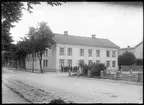 Drottninggatan 36, Vänersborg.
Korsningen Vallgatan - Drottninggatan.

Påförd text på kopia:  f.d.Wersanders hus. Ägare Breithaupt Meyer