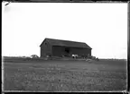 Lada som låg söder om järnvägen, längs med Torpavägen. Försörjningshemmet/Torpagården syns i bakgrunden.
Foto ca 1915.