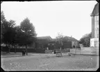 Edsgatan - Kungsgatan,  Vänersborg

Byggtomten för Handelsbankens hus, vilket stod klart 1921. T.h. skymtar Wermlandsbankens nyuppförda hus.
Foto ca 1919.