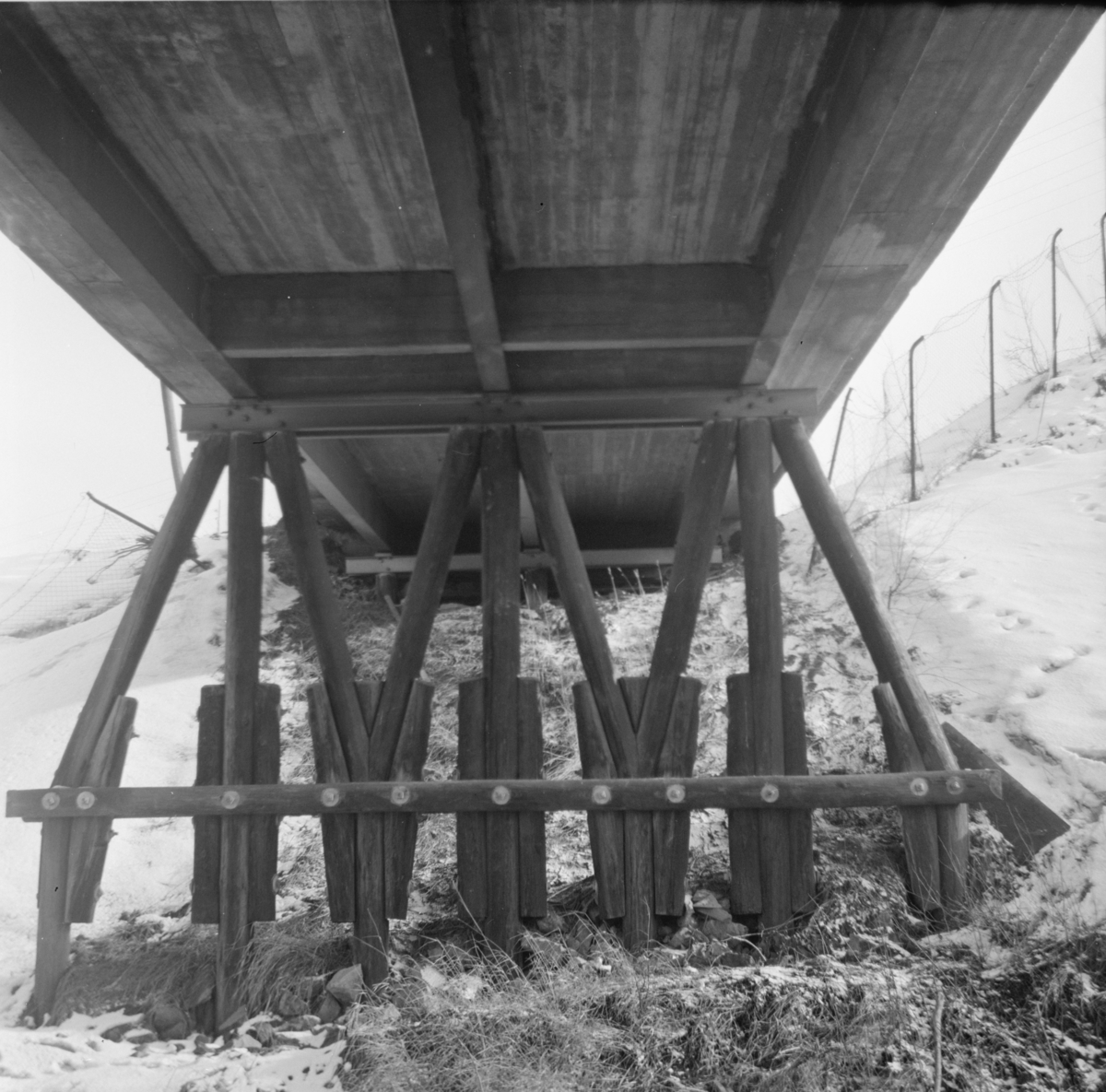 Fundamentene til den gamle riksveibroen over Urskog-Hølandsbanen ved Fyen, Sørumsand. Broen ble revet i september 1968, etter at riksveien var lagt om.