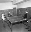 Ungdomar som spelar bordtennis på 1960-talet.