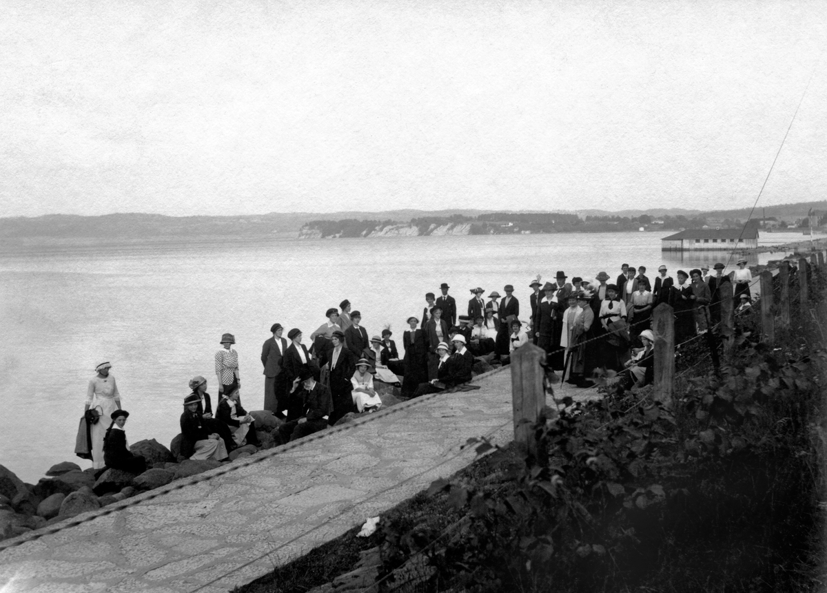 Anna Elming med skolkamrater på utflykt till Strandpromenaden vid Vättern i Jönköping.