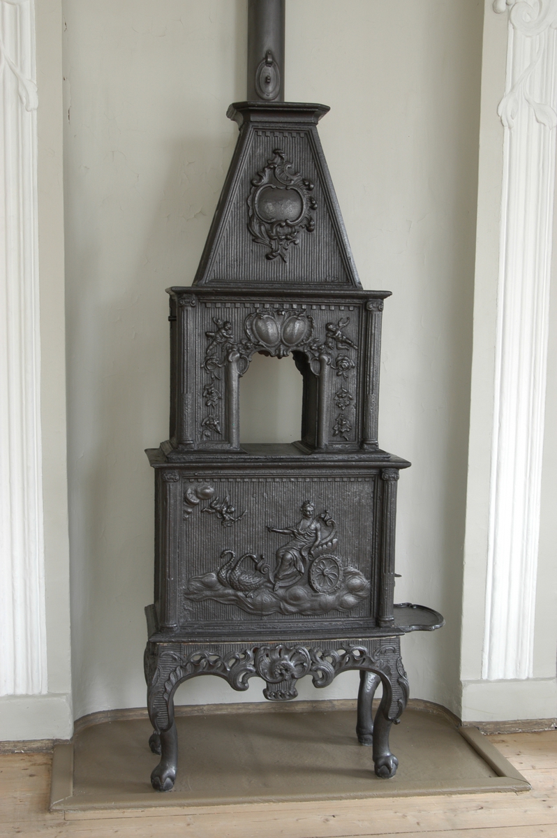 Venus i vogn trukket av to svaner. Amoriner, blomster, brennende alter, kartusjer og rocailler.